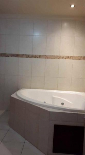 Suite AAA, Jacuzzi, WIFI, Cable, Internet, malls, cines, transporte...todo a pocos pasos.